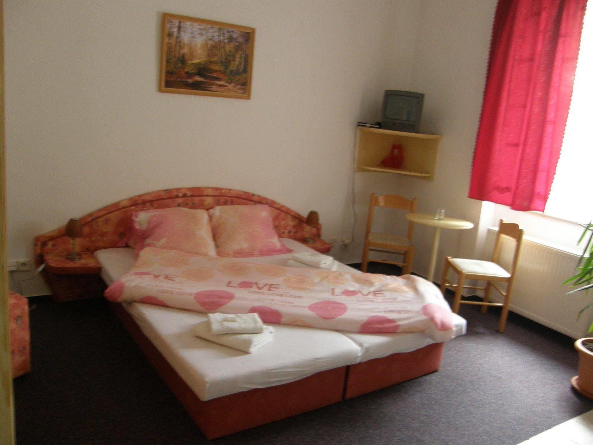 Hotel Filip Ceske Budejovice Bagian luar foto